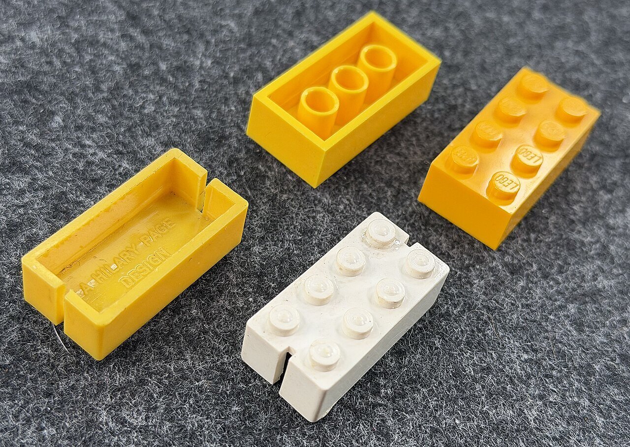 [21/05/2026] Der heutige Lego-Stein und das Original von Kiddicraft.