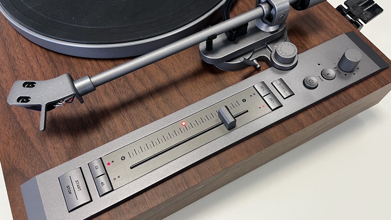 [06/05/2026] Mit ±10 und ±20 Prozent bietet der Lenco LBT-515WD einen größeren Regelbereich als viele Hi-Fi- und klassische DJ-Plattenspieler, bleibt dabei aber einfach zu bedienen.