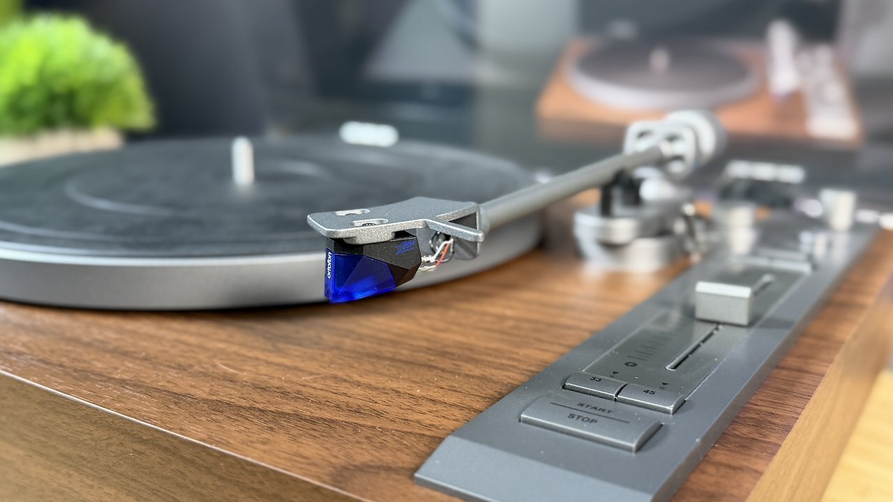 [06/05/2026] Gerade dynamische Plattenproduktionen profitieren klar vom Ortofon 2M Blue. Die Rhythmuseinheit wirkt besonders druckvoll die Klangfarben im Mittenbereich bleiben erhalten. Der akustische Abstand zur CD schrumpft hörbar.