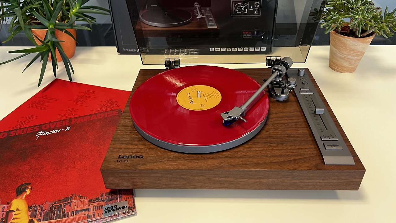 [06/05/2026] Bei Fisher-Z und BAP zeigt das Ortofon 2M Blue klare Rockqualitäten: Stimmen, Gitarren, Becken und Bass bleiben sauber getrennt, die Bühne wirkt breit, detailreich und nah.