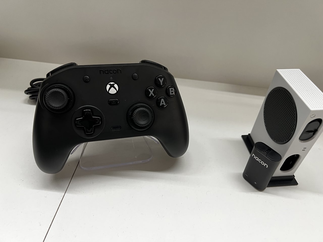 [29/05/2026] Der Nacon Revo X Max schöpft sein Potenzial vor allem am PC aus: Dort sind wie bei allen aktuellen Nacon-Gamepads bis zu 1.000 Hz möglich, während Konsolen in der Praxis deutlich früher limitieren - typischerweise bei rund 125 Hz auf Xbox und bis zu 250 Hz auf PS5.