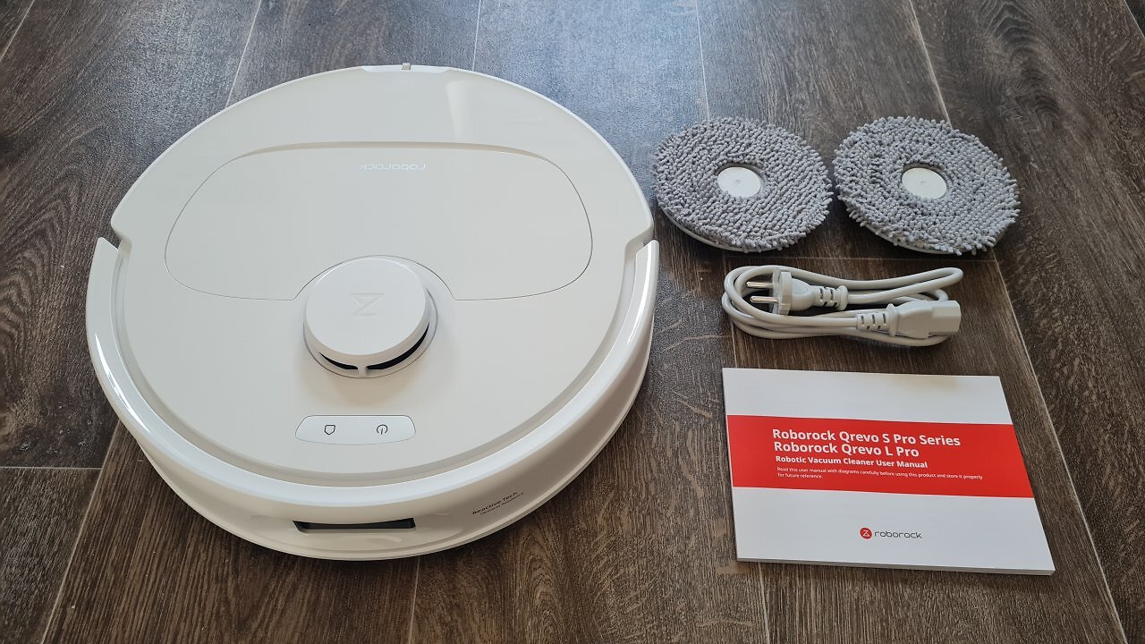 Ein weißer Saugroboter mit Zubehör