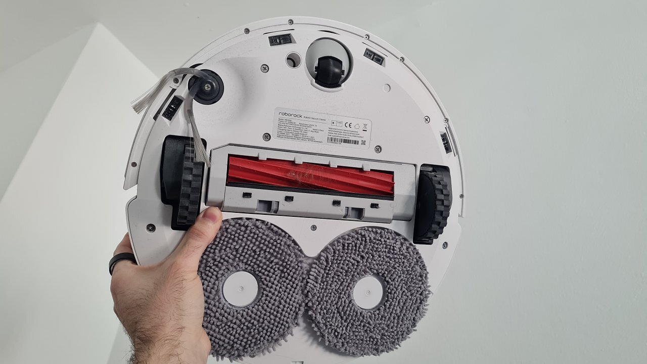 Ein weißer Saugroboter von unten