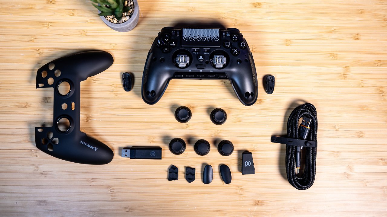 [12/05/2026] Modularität wird beim Scuf Omega großgeschrieben und viele wechselbare Elemente wie Stick-Aufsätze, das Touchpad oder die einzeln ersetzbaren Steuerkreuztasten befinden sich unter der Faceplate.