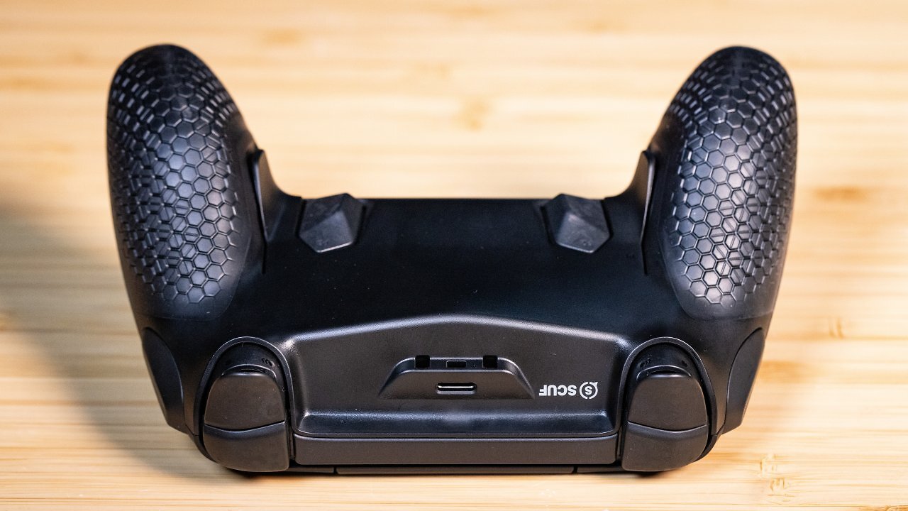 [12/05/2026] Der Scuf Omega bietet eine für die meisten Handgrößen angenehme Form. Die Gummierung auf der Unterseite der Griffhörner erfüllt ihren Zweck sehr gut.