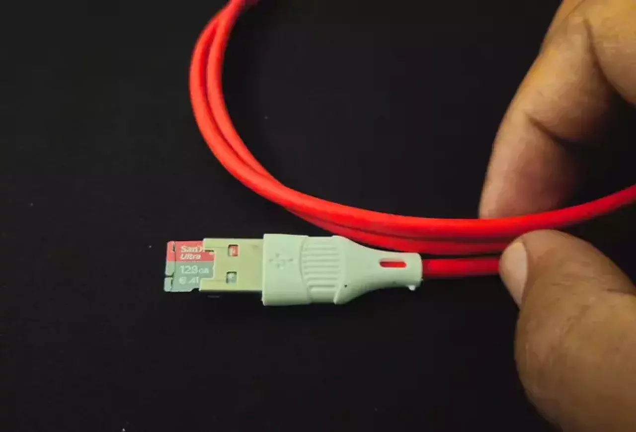 [27/05/2026] Hacknect sieht aus wie ein normales USB-Kabel, soll aber per Wi-Fi Payloads auslösen und Eingaben simulieren.