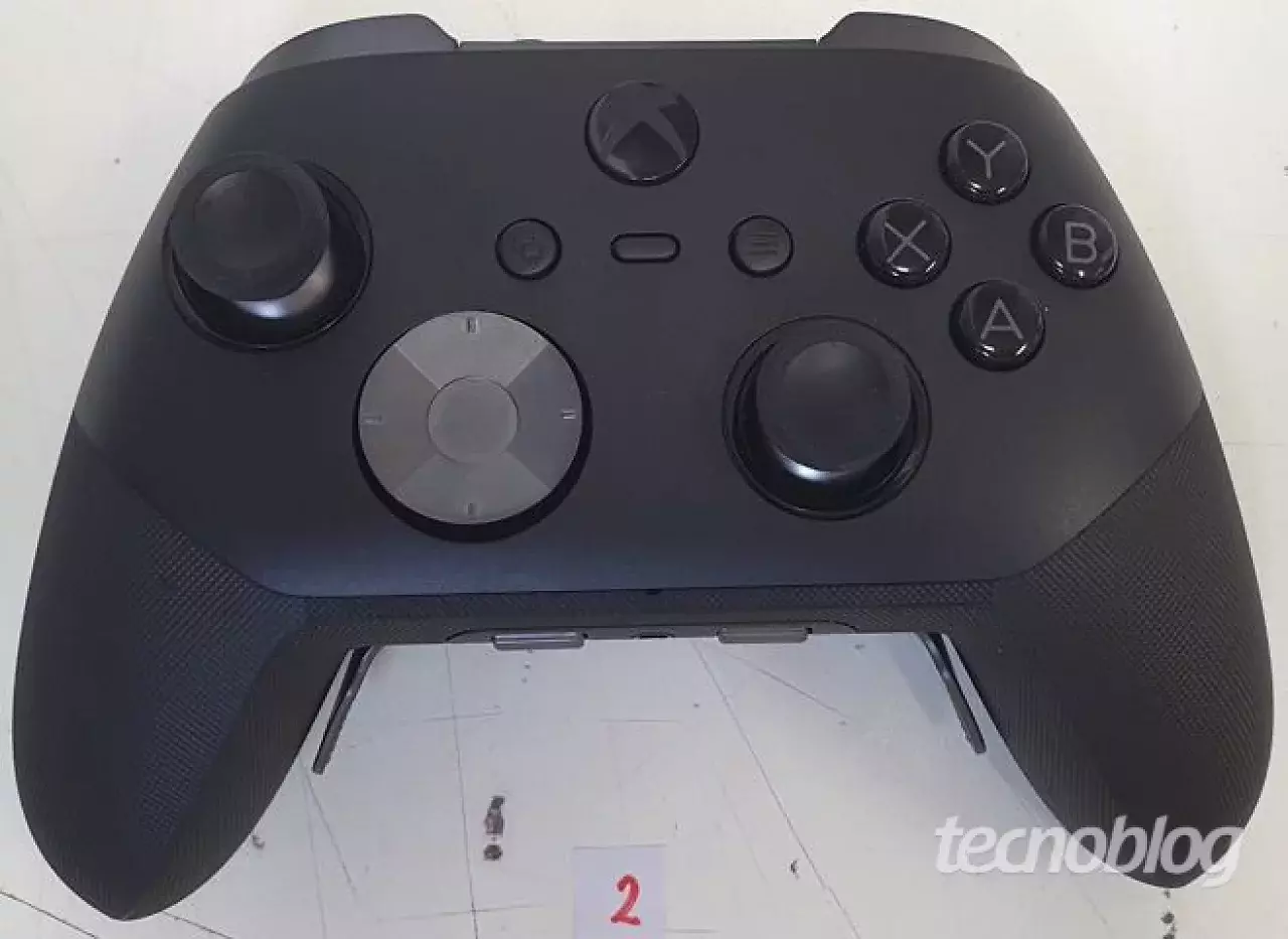 [15/05/2026] Das Foto von Tecnoblog zeigt die Vorderseite des mutmaßlichen Xbox Elite Controller Series 3, welcher optisch wenig überraschend sehr nah am Elite Series 2 bleibt.