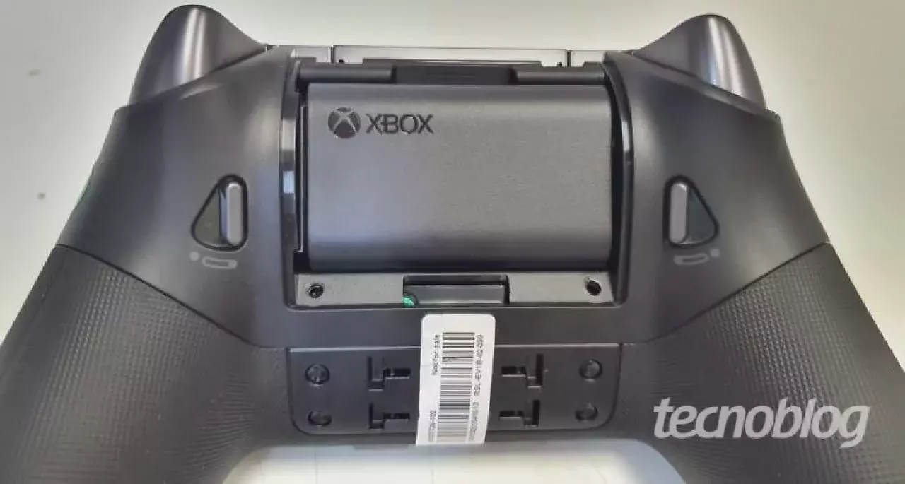 [15/05/2026] Das von Tecnoblog veröffentlichte Anatel-Foto zeigt die Rückseite des mutmaßlichen Xbox Elite Controller Series 3 mit entnehmbarem Akku.