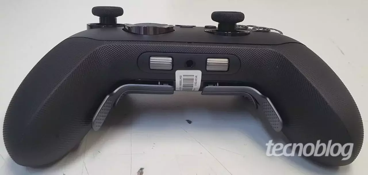 [15/05/2026] Unterseite des mutmaßlichen Xbox Elite Controller Series 3: Neben dem 3,5-mm-Anschluss sind zwei neue Bedienelemente zu sehen.