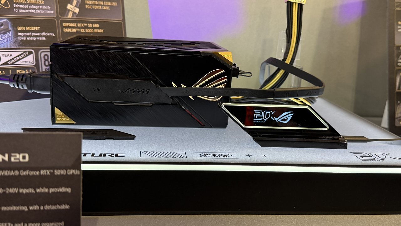 [01/06/2026] Das externe OLED-Display des Asus ROG Thor 3000W Titanium 3 Edition 20 zeigt die Leistungsaufnahme separat vom Netzteil an.