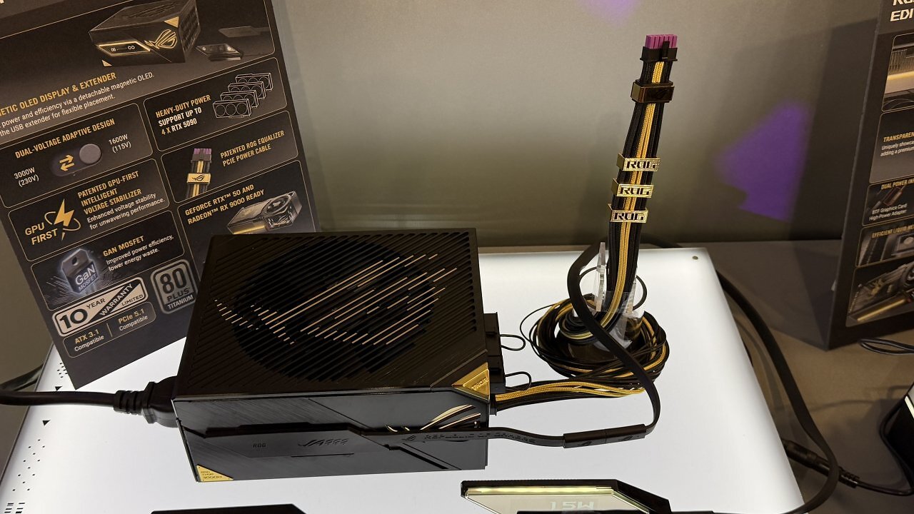 [01/06/2026] Das Asus ROG Thor 3000W Titanium 3 Edition 20 wird mit auffälligem Kabelstrang gezeigt; laut Asus soll es bis zu vier Geforce RTX 5090 versorgen.