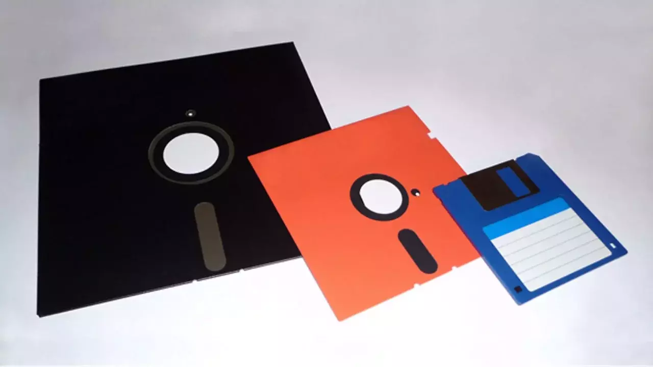 [07/06/2026] IBM-Disketten im Wandel der Zeit: 8 Zoll, 5,25 Zoll und 3,5 Zoll im direkten Vergleich.