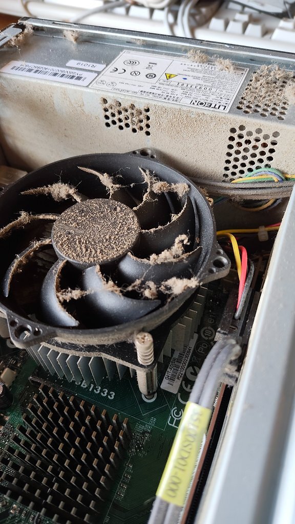 [05/06/2026] jumpel: „Als platzsparender Notrechner für die Retro-LAN ist mir ein eMachines EL1850 in die Hände gefallen.Verbaut sind: Pentium E6600, 3 GB DDR3 in der 1+2 config *innerMonkgetriggert*, HD 5450 und eine HDD mit 1TB. Der Rechner ist aus 2010 und hat so einiges eingeatmet