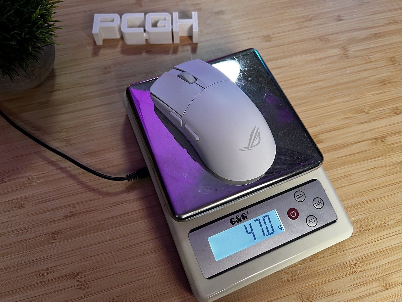 [15/06/2026] Mit gemessenen 47 g (Werksangabe: 48 g) gehört die Asus ROG Harpe 2 Ace auf jeden Fall zur Sparte der leichten, auch für E-Sports geeigneten Gaming-Mäuse.