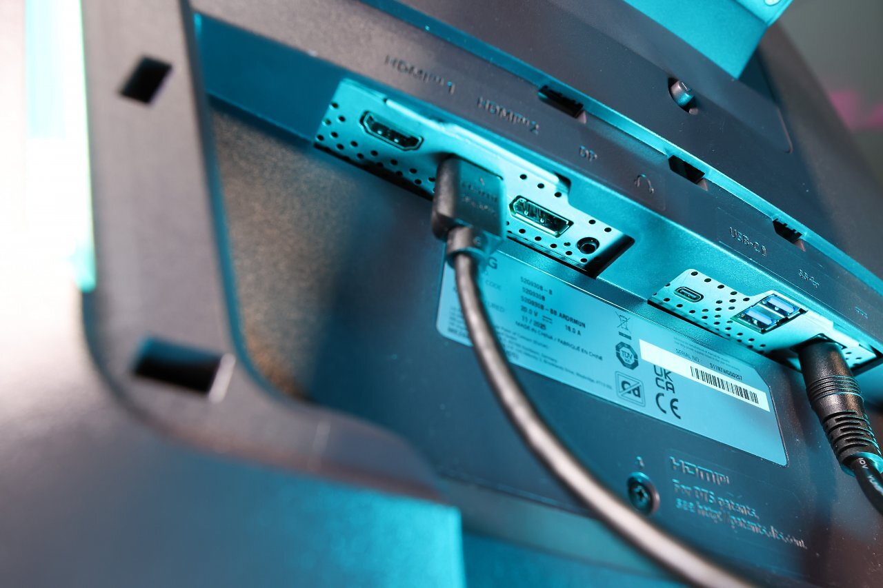 [01/06/2026] Neben den Display-Anschlüssen stehen ein kleiner USB-Hub inklusive eines USB-Altmode mit DP2.1 sowie bis zu 90 Watt Power Delivery zur Verfügung. Das Netzteil ist extern und leistet bis zu 360 Watt - mehr als reichlich für Monitor und potenziell angeschlossene Stromabnehmer.