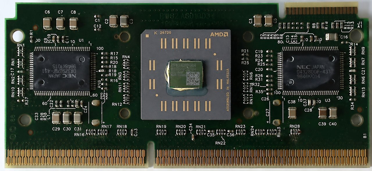 [23/06/2026] Einmal CPU-Kern, zweimal L2-Cache, eine Platine unten drunter: Der Ur-Athlon im Slot-A-Format. Ähnlich wie bei konkurrierenden Intel-Designs begrenzen die zugekauften SRAM-Chips für den Cache den Maximaltakt. Schnellere Modelle senken das Verhältnis von 1:2 auf 1:3. Ein Athlon 600 arbeitete mit 300 MHz Cache-Takt, ein Athlon 1000 mit 333 MHz.