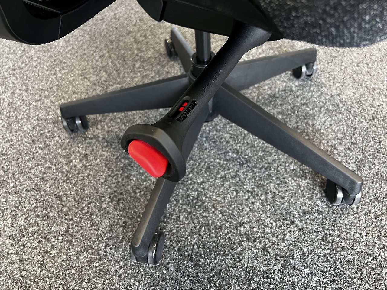 [08/06/2026] Der Einstellungsmechanismus für den Neigungswiderstand der Lehne, der die gewählte Stufe auch optisch anzeigt, ist ein Ausstattungshöhepunkt des Secretlab Atlas Black3 L.