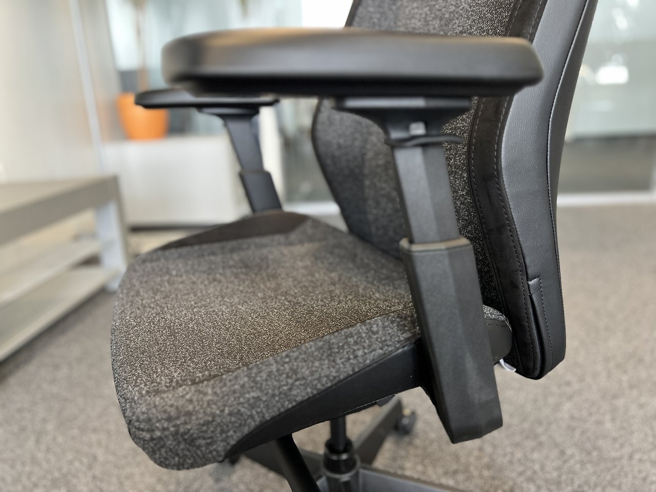 [09/06/2026] Die flache Sitzwange baut nur moderat auf und drückt im Test nicht an den Oberschenkel. Sie gibt dem Becken seitlich Halt, ohne die nutzbare Sitzfläche stark einzuschränken.