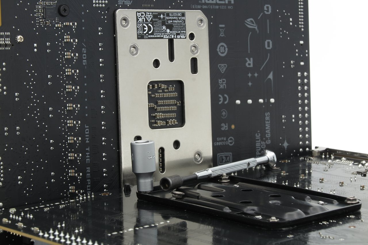 [07/20/2026] Caution, limited compatibility: fitting the Alphacool Apex 1 to a motherboard with a closely bordered backplate may require specialist tools. The socket shown bottoms out long before the nut is fully tightened. Flat backplates, as shown in the background, are unaffected.