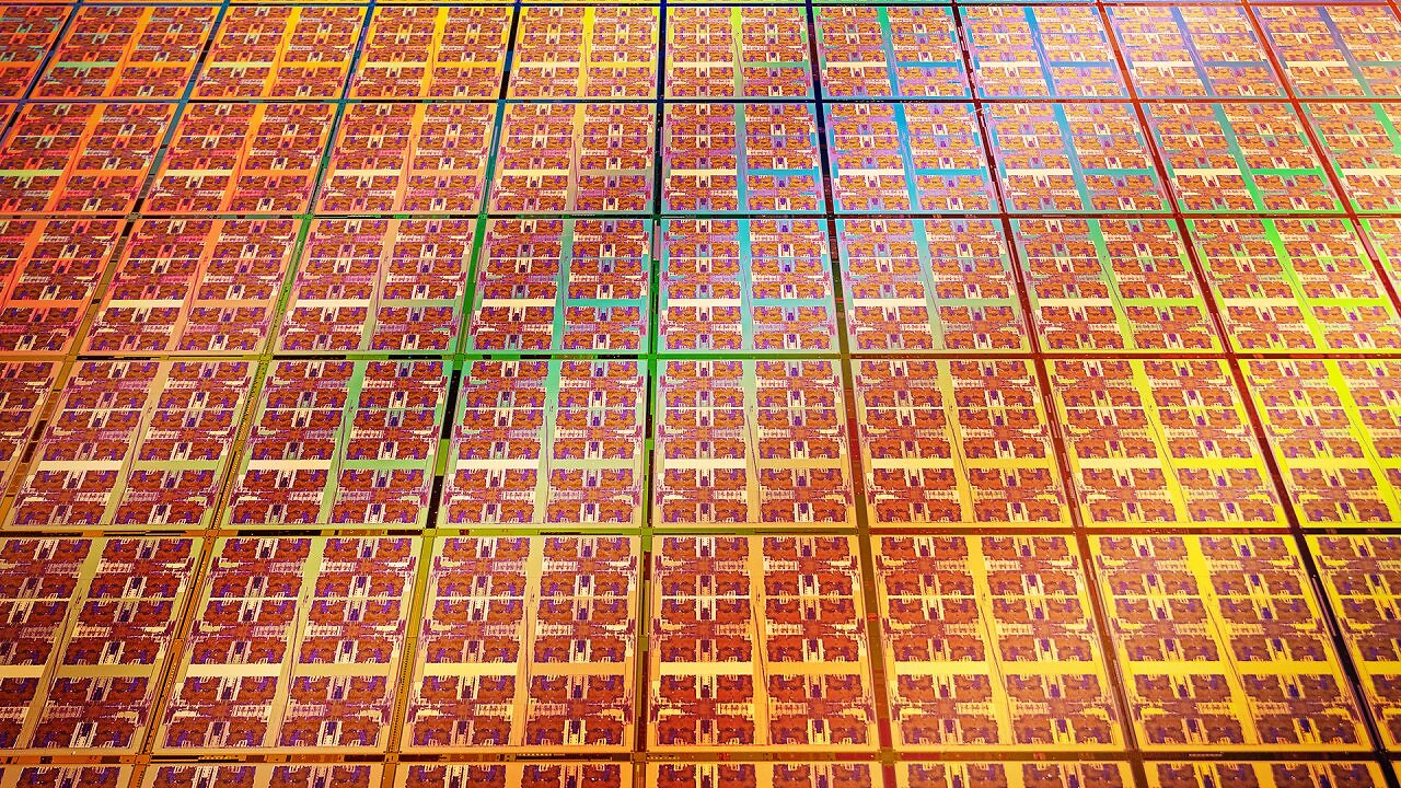 [10/07/2026] Ein vergrößerter Ausschnitt eines Intel-Xeon-6+-Siliziumwafers.