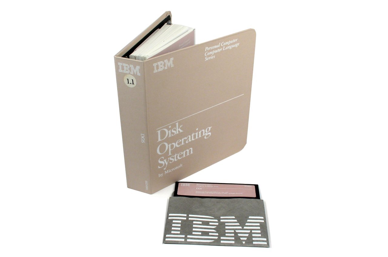 [27/07/2026] PC-DOS 1.1 wurde auf einer doppelseitigen Diskette mit 360 KiB ausgeliefert.