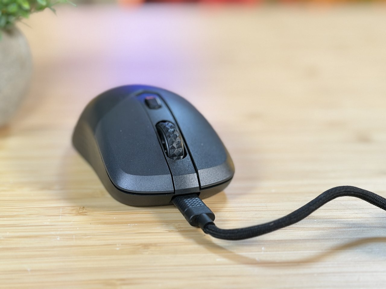 [22/07/2026] Der Akku der MSI Versa 300 Wireless 8K soll 196 Stunden durchhalten. Das klappt allerdings nur, wenn die Beleuchtung aus ist, die Polling-Rate bei 1.000 Hz oder darunter liegt und die stromsparende Bluetooth-Verbindung gewählt wird.