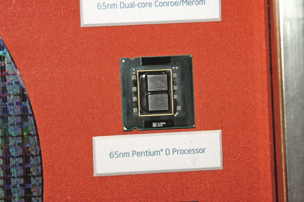 [24/07/2026] Solange der Athlon 64 X2 über Pentium D dominierte, zählte für AMD nur Leistung. Bei überlegenen Core 2 Quad verhöhnte man den Multi-Chip-Aufbau dann als 