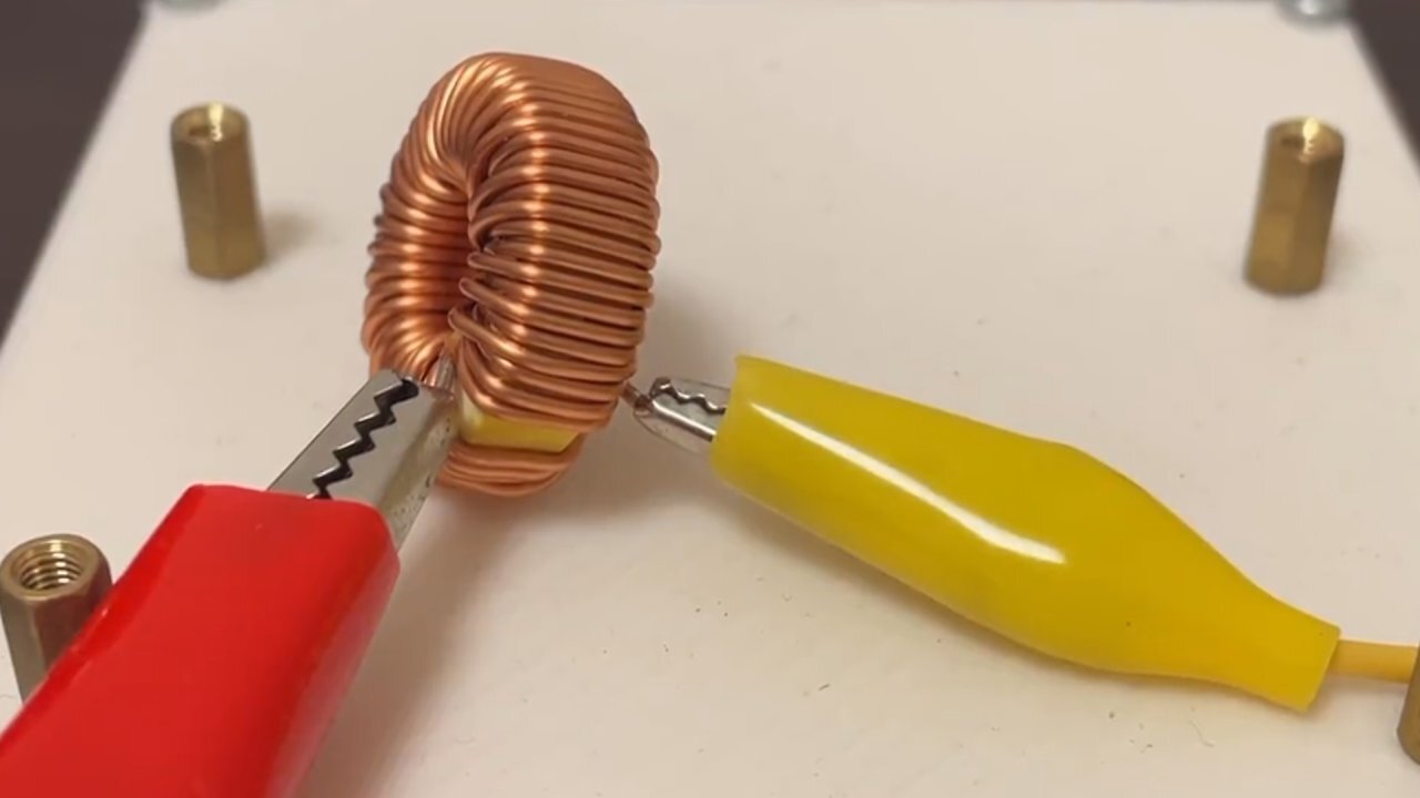 [20/07/2026] Ingenieurstudent Battery Potato macht Musik mit Spulenfiepen: Eine selbst gebaute Toroid-Spule gibt per moduliertem Strom einen Chiptune von sich.