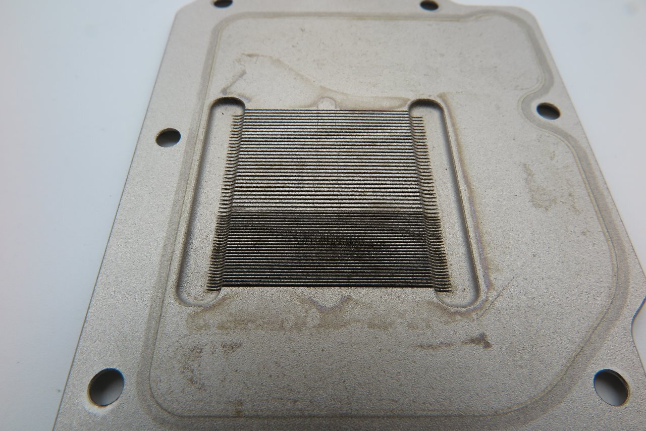 [07/22/2026] For comparison, Thermal Grizzly uses 0.2 mm-wide fins above the CCDs, making them slightly coarser than those of the Aquacomputer Kryos Next, and 0.4 mm fins in the less critical IOD area.