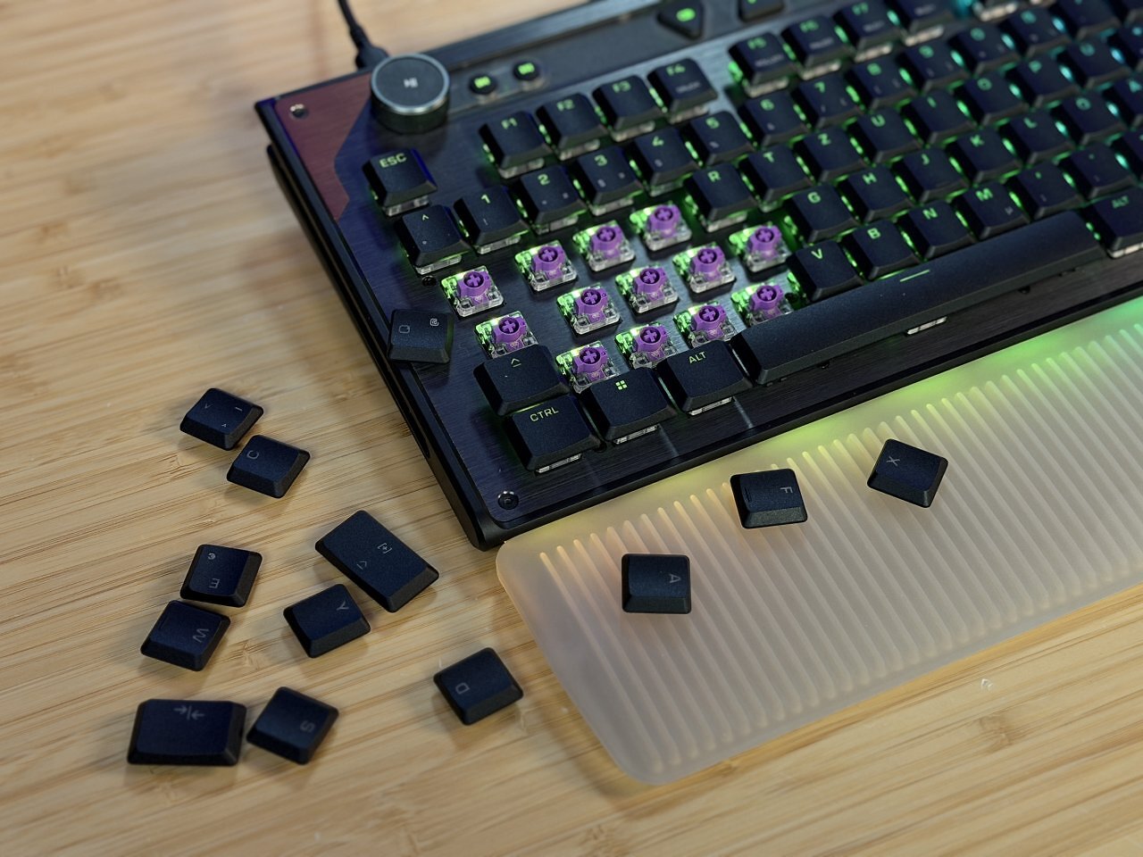 [03/07/2026] Unter den PBT-Tastenkappen sitzen Turtle Beachs Titan-Low-Profile-Hall-Effekt-Schalter. Sie tippen leichtgängig, sauber und spielfrei; der Auslösepunkt lässt sich von 0,1 bis 3,2 mm einstellen. Akustisch überzeugt die KB7 weniger: Der Anschlag bleibt deutlich hörbar und recht klapperig.