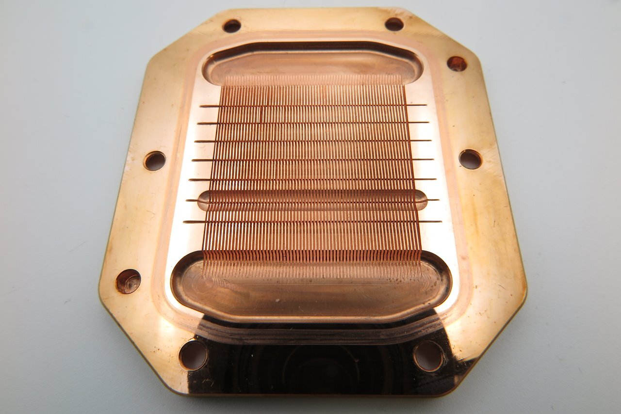 [07/20/2026] The untested Heatkiller V Pro will use coarser fins than the V Ultra, and also than the smaller IV Pro. Watercool expects slightly higher temperatures but even lower flow resistance. Otherwise, the Ultra and Pro are identical.