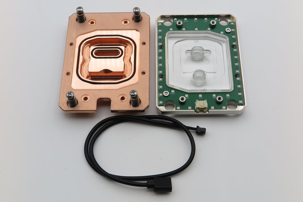 [07/20/2026] Watercool fits 43 LEDs to the Heatkiller V Ultra and stresses that these are low-power models: in initial tests with standard-output LEDs, the top reached 60 °C.