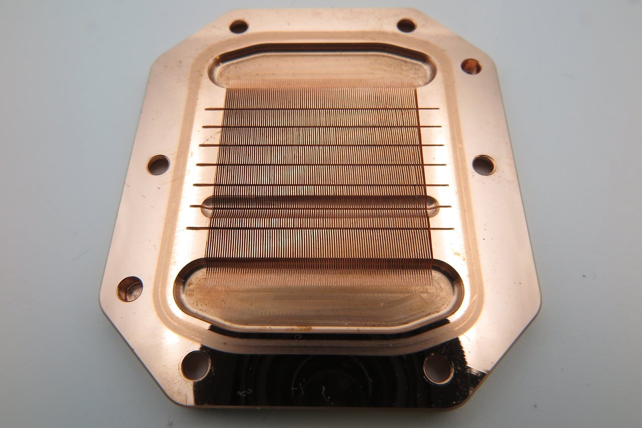 [07/20/2026] The AMD version of the Heatkiller V Ultra features the second-finest cold plate in the test and delivers the second-best temperatures. Water enters asymmetrically through the recessed inlet directly above the CCDs of a Ryzen processor.