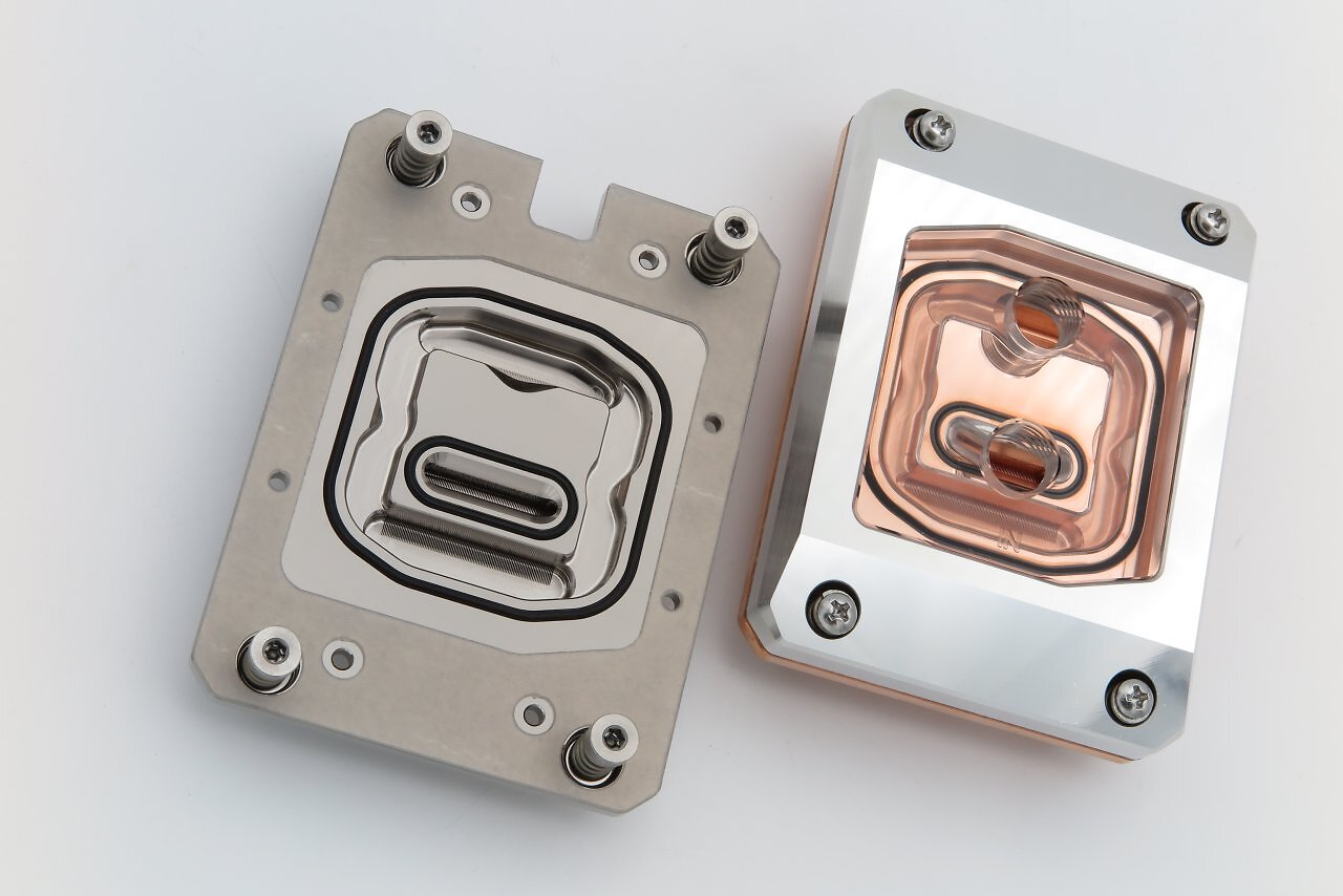 [07/20/2026] At the last minute, an express shipment from Watercool arrives with the final nickel-plated intermediate plate and cold plate. Anodised frames were not yet available by the editorial deadline, so we tested bare polished aluminium, which is particularly susceptible to marks.