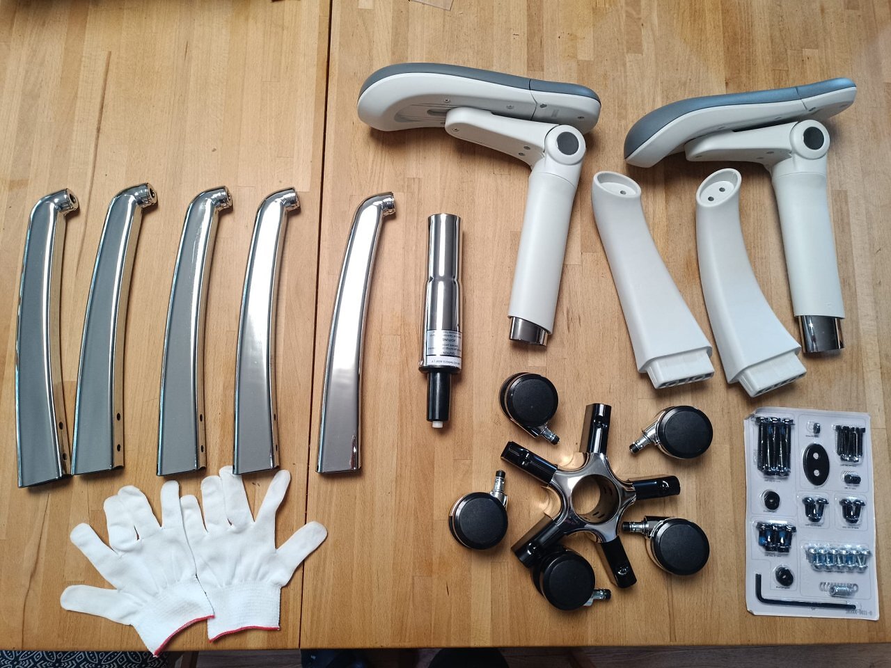 [08/07/2026] Alle kleineren Bauteile des Bürostuhls. Zum Lieferumfang gehören sogar Stoffhandschule, damit Sie beim Zusammenbau keine unnötigen Fingerabdrücke hinterlassen.&nbsp;