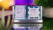 Intel- und AMD-Prozessoren nebeneinander.