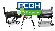 Drei verschiedene Holzkohlegrills beziehungsweise Smoker vor weißem Hintergrund.