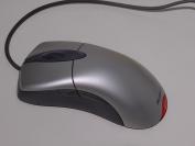 FORMSCHÖN: Die IntelliMouse Explorer liegt sehr gut in der Hand, ist allerdings für Linkshänder nicht geeignet.