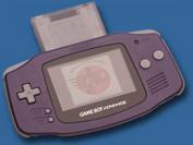 Der SongPro MCE wird einfach in den Game Boy hineingesteckt.