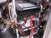 Die beiden SATA-Festplatten von Seagate laufen in einem RAID-Verbund.