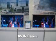 Links steht das Display mit 100.000:1 Kontrast
Quelle AVING.net