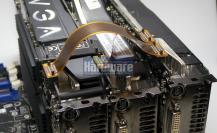 Bis auf die bereits fotografierte, spezielle SLI-Brücke die einzig mögliche Verbindung aller dreier Karten zu einem Triple-SLI-Verbund. Möglicherweise variiert die Reihenfolge der SLI-Brücken.