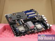 Die Grundlage des [b]Skulltrail[/b]: Intel's D5400XS-Board (Bild: PCGH)