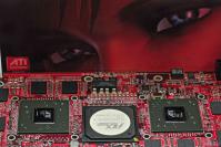 [b]Radeon HD3870 X2[/b]: Zwei GPUs und eine PCI-Express-1.1-Brücke (Bild: PCGH)