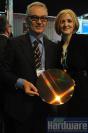 Alberto Macchi und eine Kollegin halten stolz den ersten 45-Nanometer-Wafer für Phenom-CPUs. (Bild: PCGH)