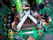 [b]WaKü-Mod für die 360[/b]: Metallbänder halten den CPU-Kühler