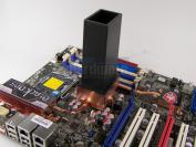 Mit ausgefallenen Kühllösungen wie hier auf dem Black Ops versuchte Foxconn bisher Extrem-Übertakter anzusprechen.