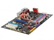 Auf der Webseite von [url=http://www.hkepc.com/?id=1120&fs=news]HKEPC[/url] sind erster Bilder eines [b]MSI P45 Diamond[/b] aufgetaucht. Die technischen Details zum Chipsatz selbst sind vergleichbar mit bisher vorgestellten P45-Platinen. Ein besonderes Merkmal des [b]MSI P45 Diamond[/b] scheint das Kühldesign zu sein. Das Board verfügt über eine Heatpipe-Kühlung für den Chipsatz, wobei die Northbridge direkt per Wasser gekühlt werden kann. Ob es sich um das finale Design handelt, ist ungewiß, denn wie auf den Bildern mit South- und Northbridge-Chip zu sehen, handelt es sich noch um ein sogenanntes Engineering-Sample. (Bilder: HKEPC)