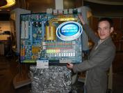 Der größte [b]Mainboard-Test[/b] der Welt oder doch nur Daniel Möllendorfs Ersteindruck vom größten Mainboard der Welt? (Bild: PCGH)
