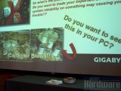 Hier sieht man den geplatzten Kondensator in der Präsentation von [b]Gigabyte[/b]. Asus behauptet, dass es sich dabei nicht um eine [b]Asus[/b]-Platine handelt. (Bild: PCGH)